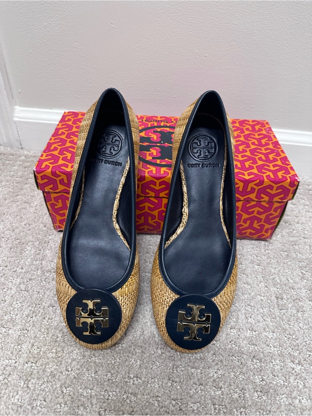 NWT Tory Burch Navy & Natural Raffia Logo Round-Toe Flats